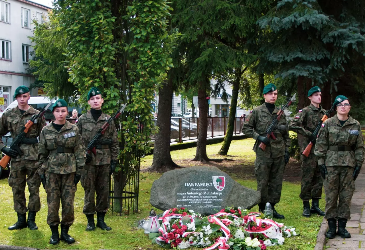 Przedstawiciele klasy mundurowej przed Dębem Pamięci mjr Antoniego Mulińskiego