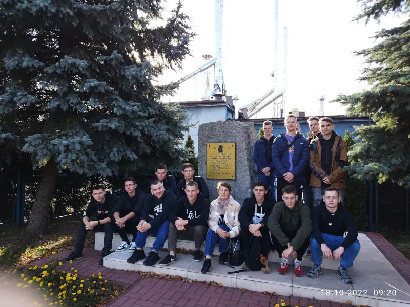uczniowie klasy 4GTc przy obelisku w miejscu destylarni Łukasiewicza