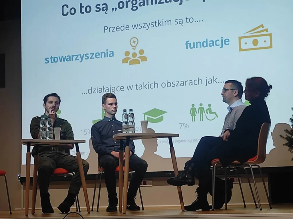 Uczestnicy debaty siedzący na scenie w Generatorze Nauki GEN w Jaśle.
