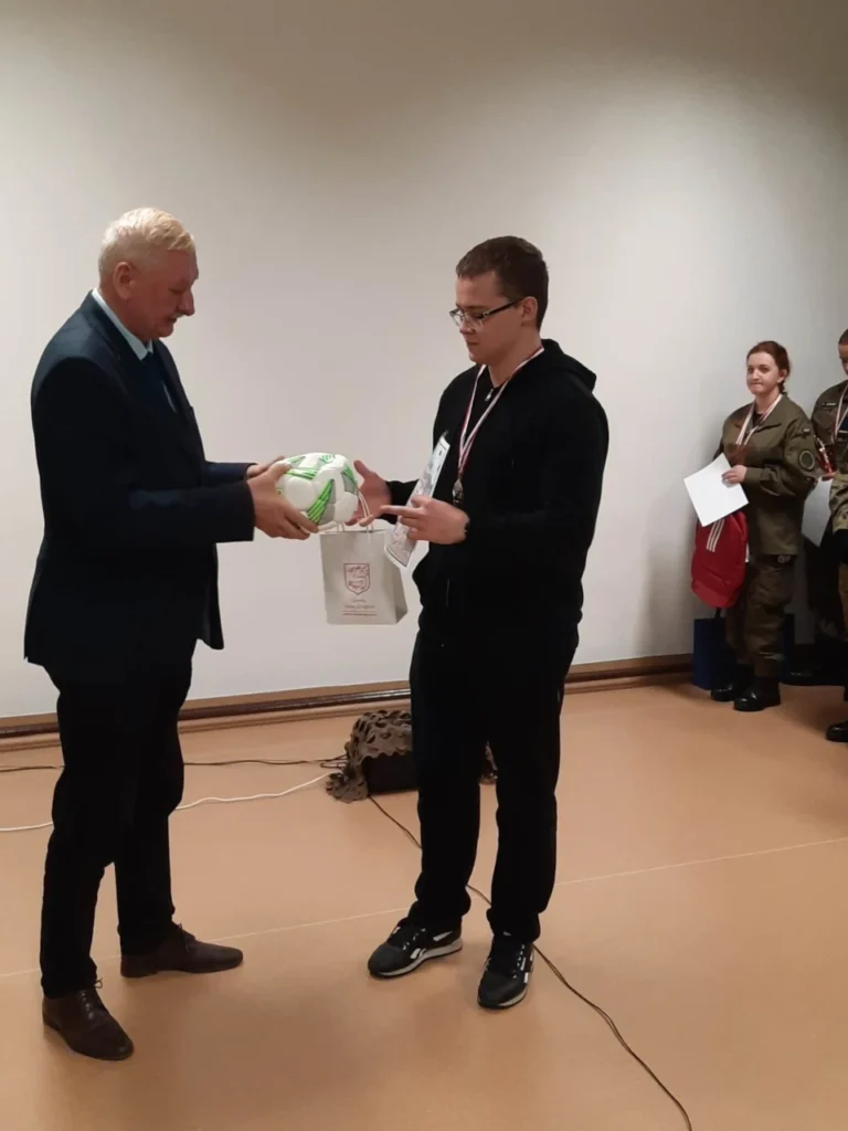Starosta Jasielski wręcza dyplom i nagrodę Kamilowi Szopniewskiemu