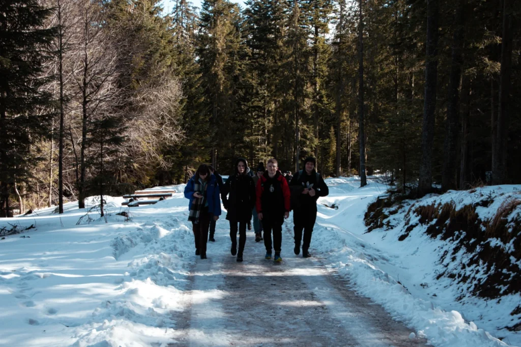 Grupa uczniów na szlaku górskim