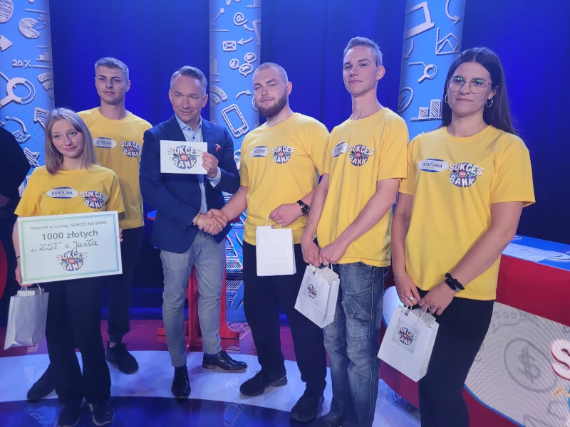 Zespół ZST w Jaśle wraz z nagrodami oraz prowadzący turniej podczas nagrania "Sukces na bank"