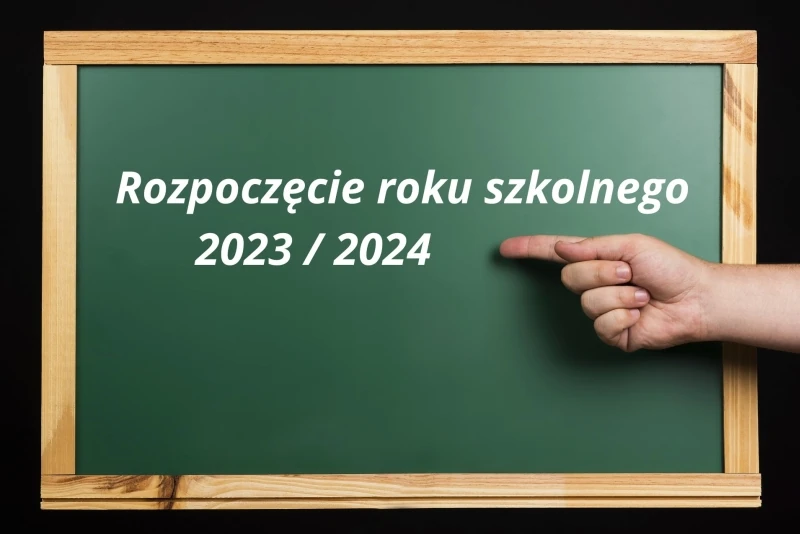 tablica szkolna z napisem Uroczyste rozpoczęcie roku szkolnego 2023/2024