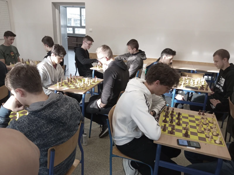 Uczestnicy konkursu szachowego w trakcie rozgrywek