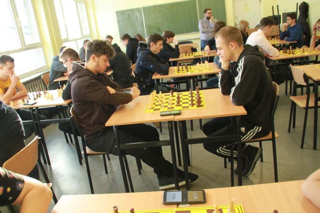 Skoncentrowani uczniowie podczas rozgrywek szachowych