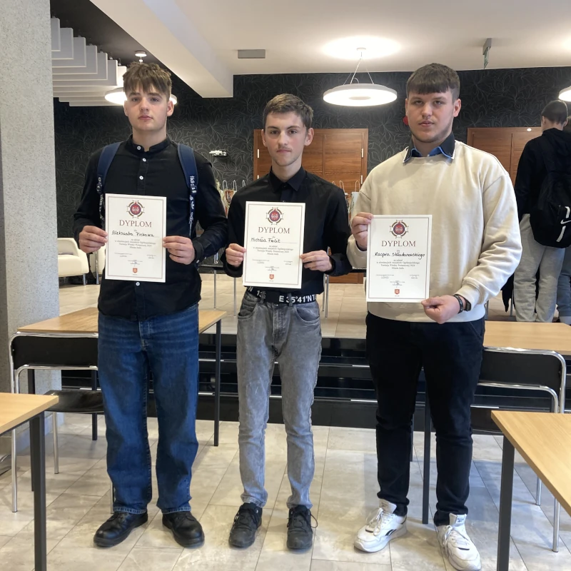 Uczniowie ZST w Jaśle wraz z dyplomami