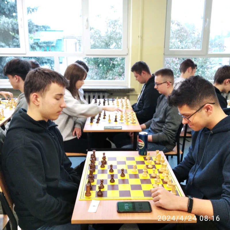 Uczniowie grający w szachy